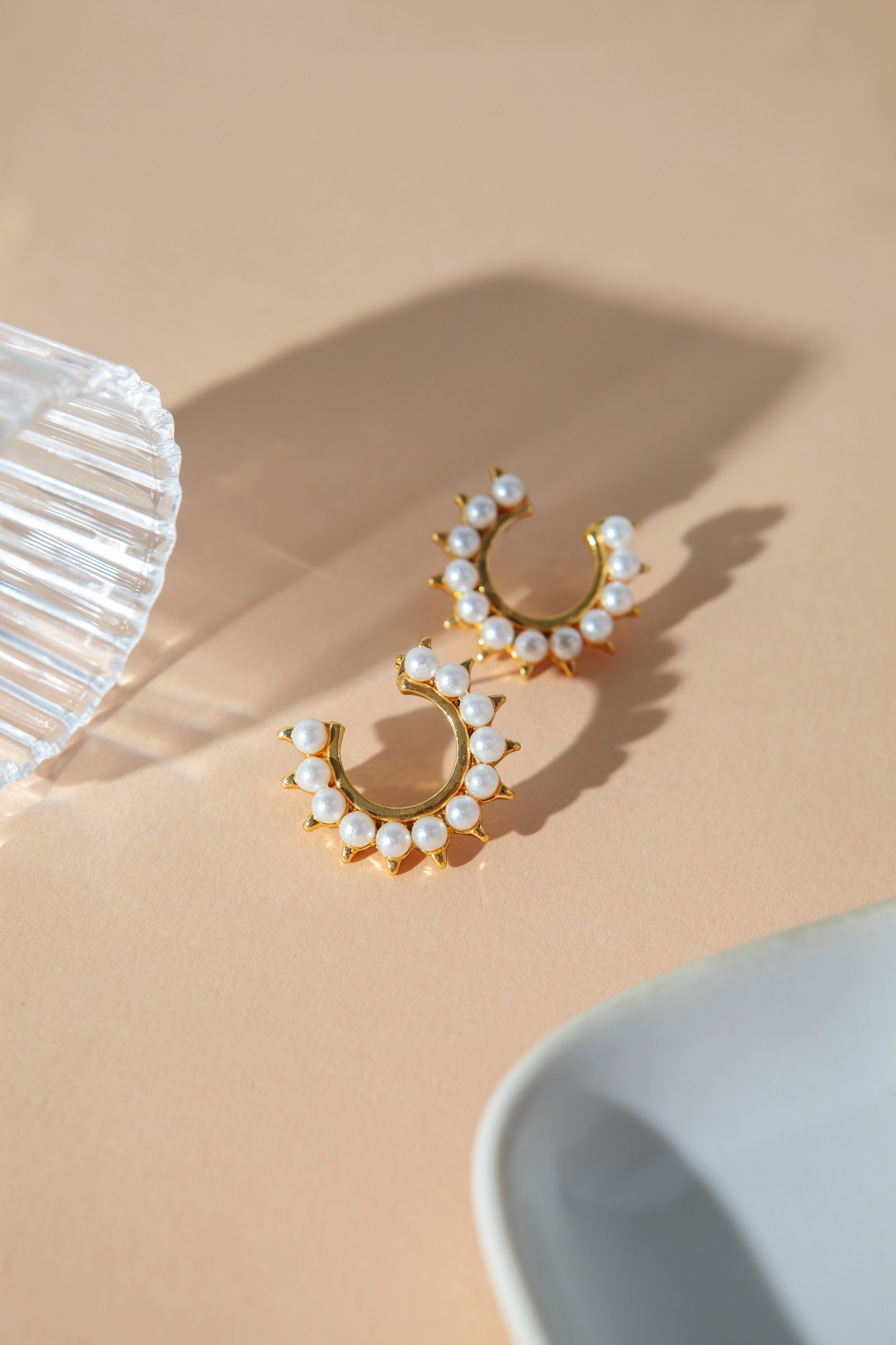 aesthetic-golden-earrings-with-pearls